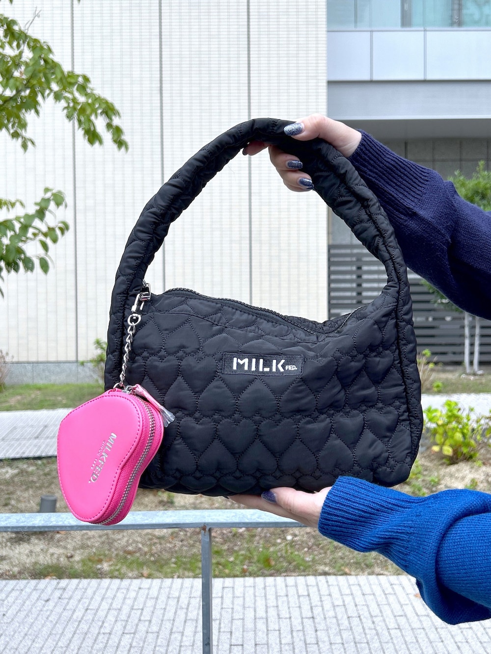 ブルー系のカーディガン/ボレロ、ピンク系のTシャツ/カットソー、ブルー系のデニムパンツを着用したレディースの秋コーディネートの4枚目の写真