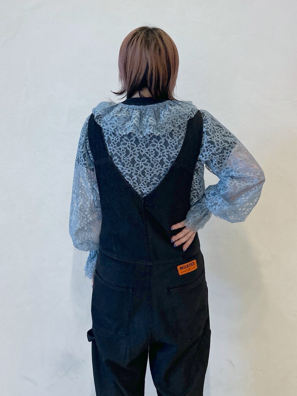 ブルー系のシャツ/ブラウス、グレー系のTシャツ/カットソー、ブラック系のサロペット/オーバーオールを着用したレディースの夏コーディネートの5枚目の写真