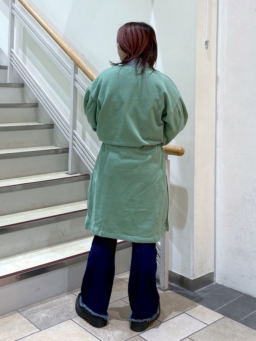 ブルー系のシャツ/ブラウス、グリーン系のワンピース、ブラック系のハンドバッグを着用したレディースの冬コーディネートの4枚目の写真