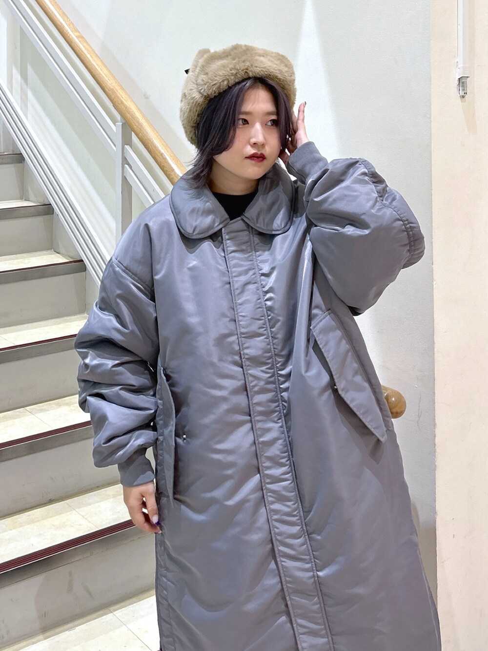 グレー系のMA-1、ブルー系のデニムパンツ、ベージュ系のスニーカーを着用したレディースの秋コーディネートの4枚目の写真