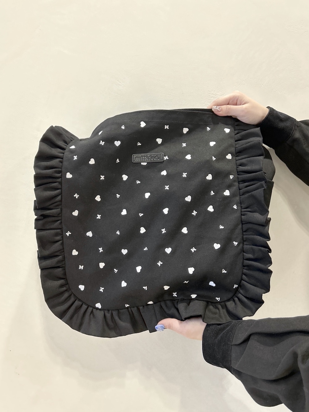 ブルー系のデニムパンツ、ブラック系のカバーオール、ブラック系のワンピースを着用したレディースの春コーディネートの5枚目の写真