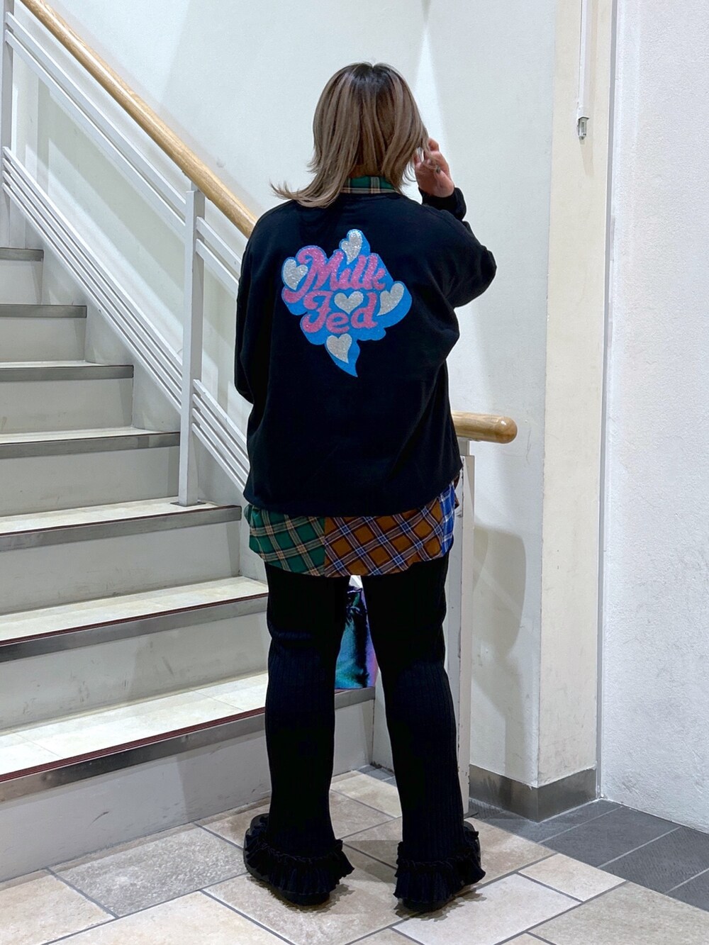 ブラック系のスウェット、ブラウン系のシャツ/ブラウス、ブラック系のその他パンツを着用したレディースの冬コーディネートの2枚目の写真