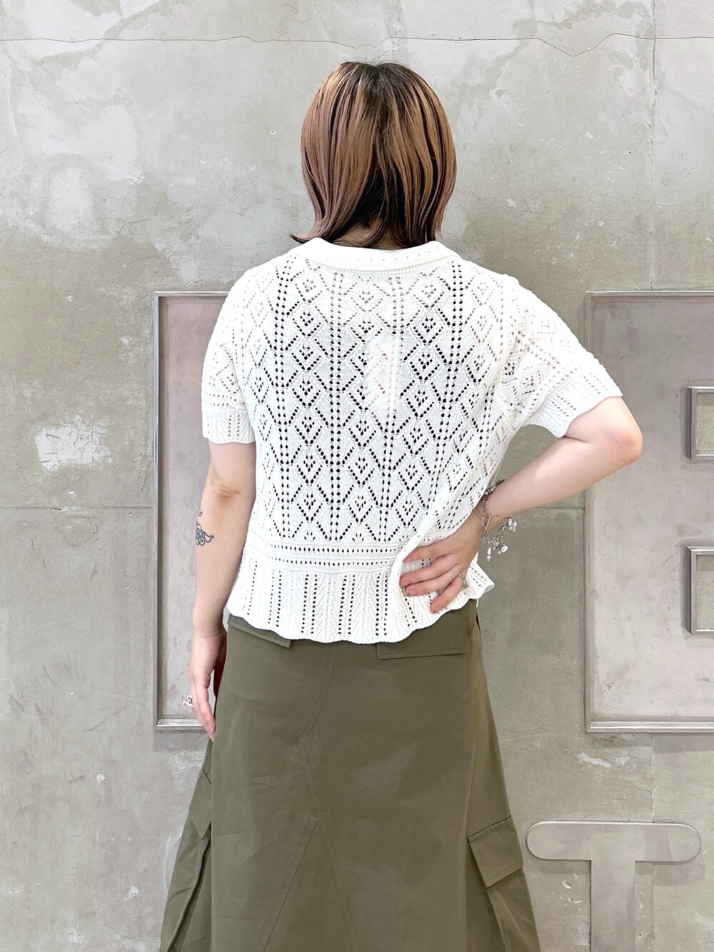 ブルー系のタンクトップ、ホワイト系のカーディガン/ボレロ、ベージュ系のサンダルを着用したレディースの夏コーディネートの6枚目の写真