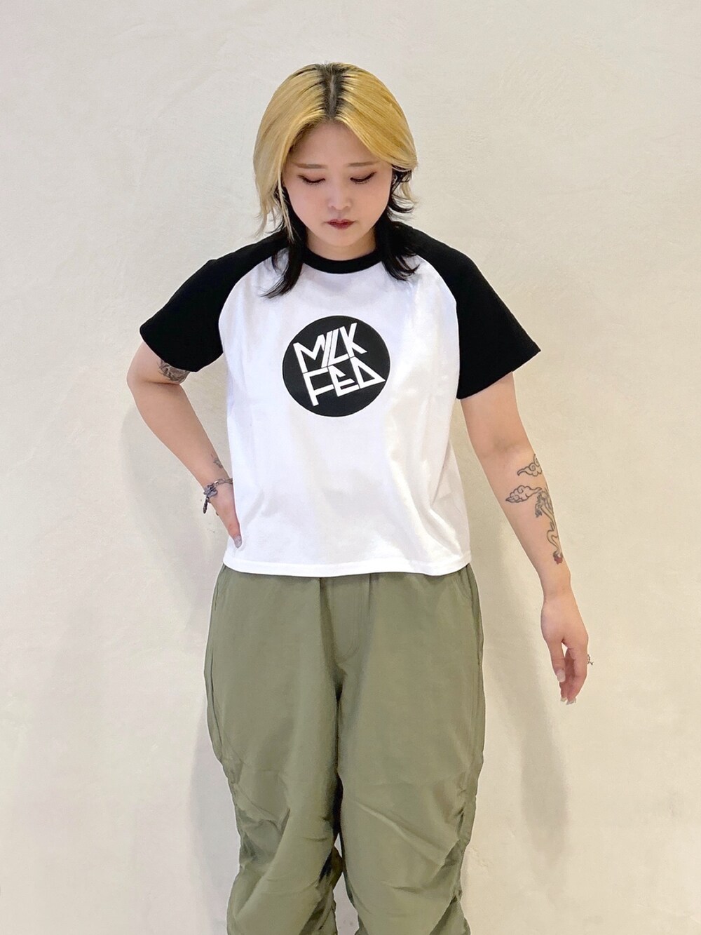 ブラック系のTシャツ/カットソー、グリーン系のその他パンツ、ブルー系のショルダーバッグを着用したレディースの春コーディネートの4枚目の写真