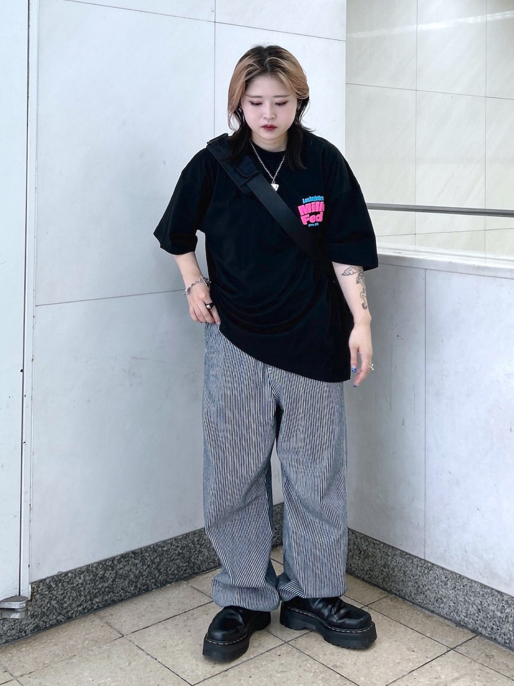 ブラック系のTシャツ/カットソー、その他のサロペット/オーバーオール、ブラック系のメッセンジャーバッグを着用したレディースの夏コーディネートの3枚目の写真