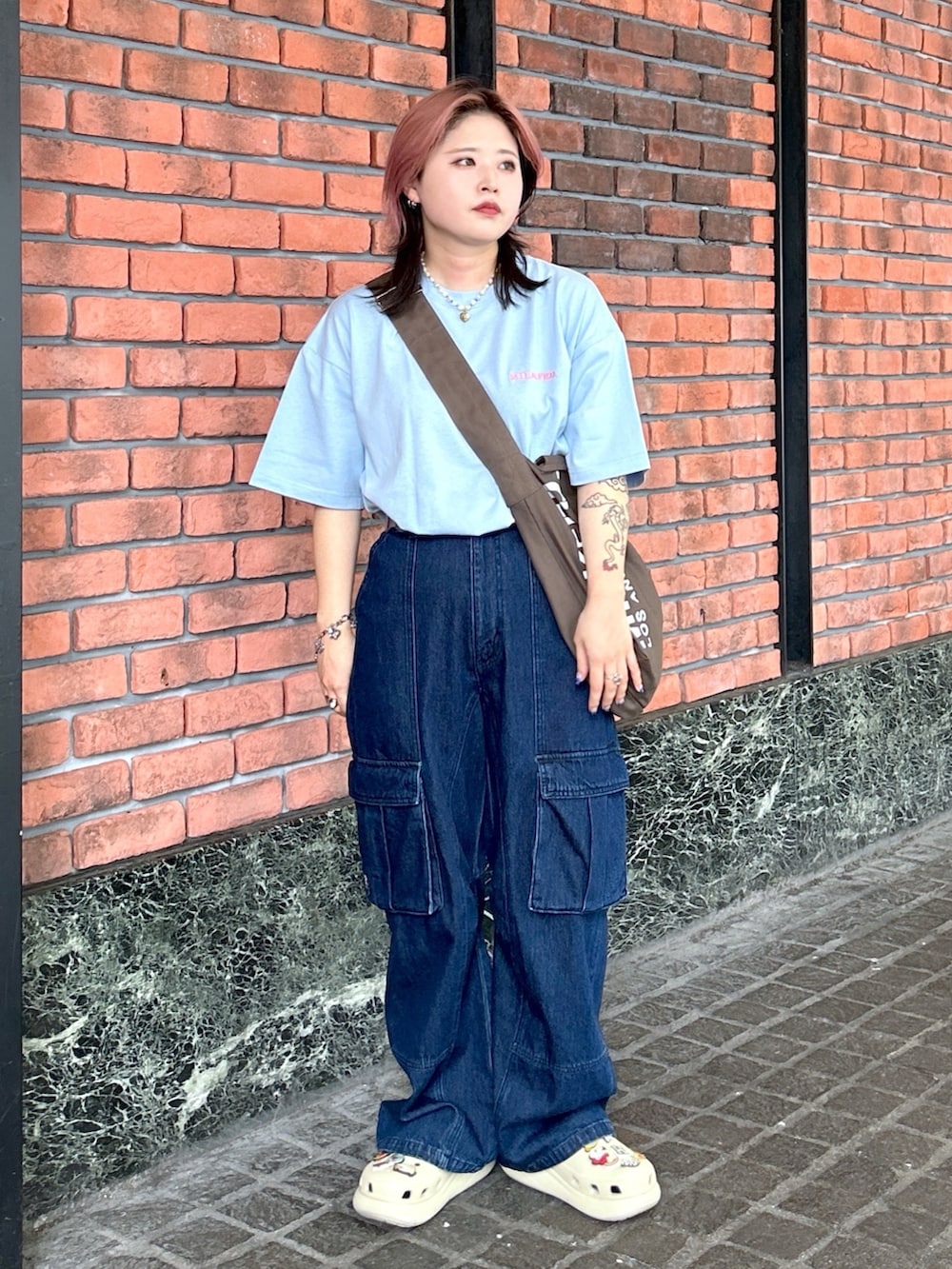 ブルー系のTシャツ/カットソー、ブルー系のカーゴパンツ、ブラウン系のショルダーバッグを着用したレディースの夏コーディネートの3枚目の写真