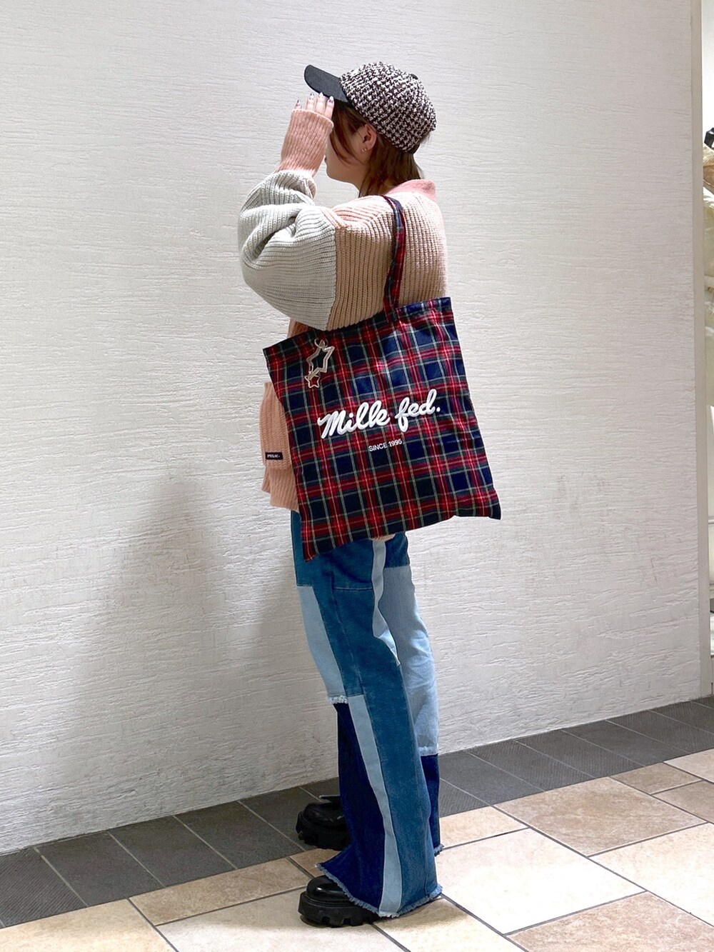 ピンク系のカーディガン/ボレロ、ブラウン系のTシャツ/カットソー、ブルー系のデニムパンツを着用したレディースの秋コーディネートの3枚目の写真