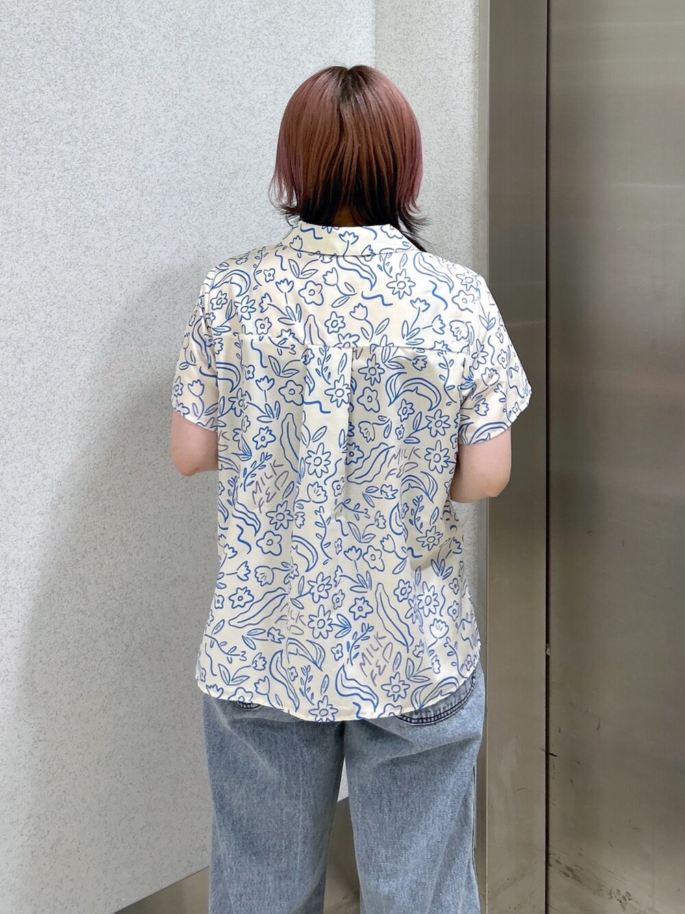 ベージュ系のサンダル、ブルー系のデニムパンツ、ホワイト系のシャツ/ブラウスを着用したレディースの夏コーディネートの5枚目の写真