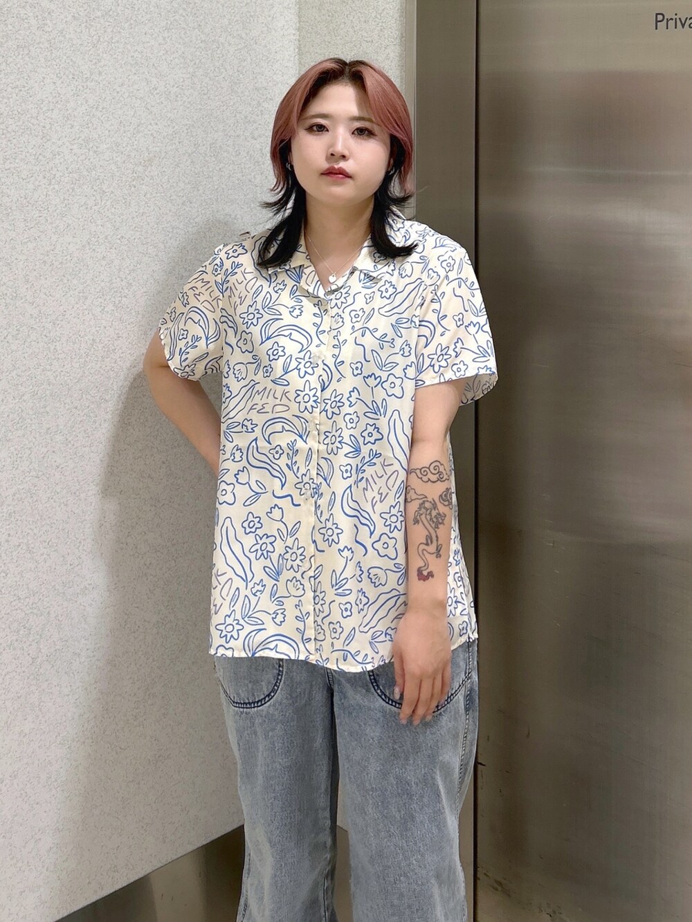 ベージュ系のサンダル、ブルー系のデニムパンツ、ホワイト系のシャツ/ブラウスを着用したレディースの夏コーディネートの4枚目の写真