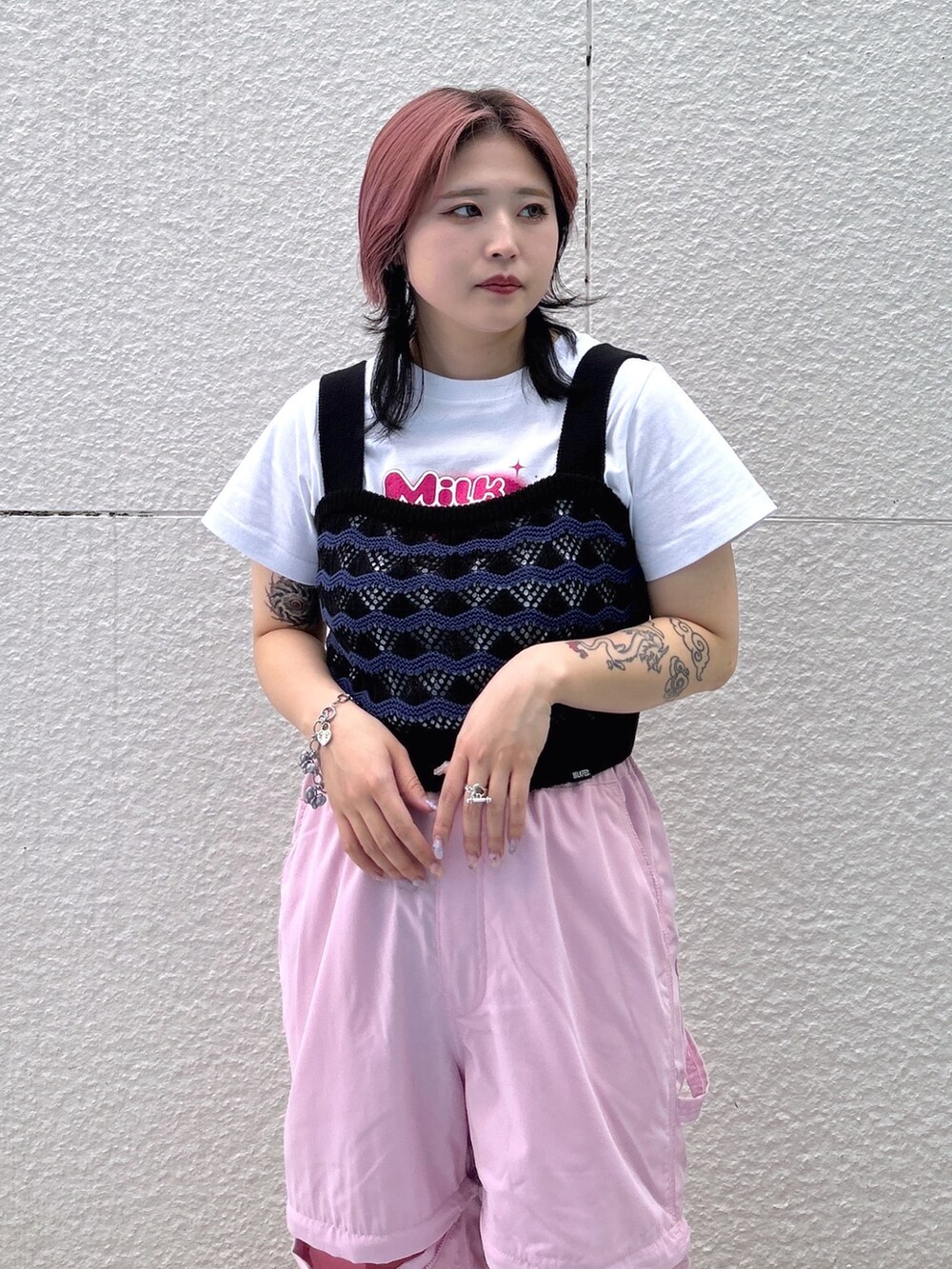 ホワイト系のTシャツ/カットソー、ブラック系のキャミソール、ピンク系のその他パンツを着用したレディースの春コーディネートの5枚目の写真