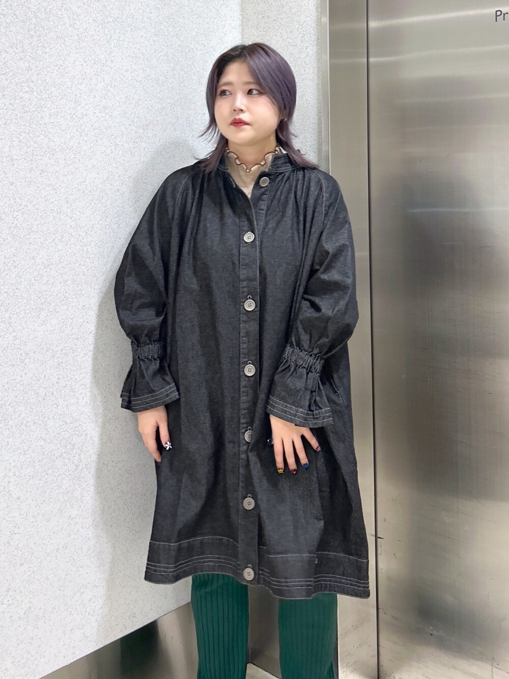 ブルー系のトートバッグ、グリーン系のその他パンツ、ベージュ系のスニーカーを着用したレディースの冬コーディネートの4枚目の写真