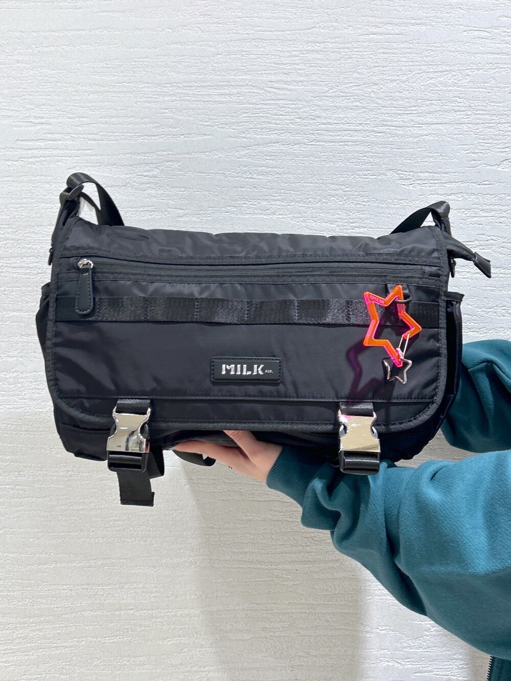 グリーン系のパーカー、その他のサロペット/オーバーオール、ブラック系のメッセンジャーバッグを着用したレディースの春コーディネートの8枚目の写真