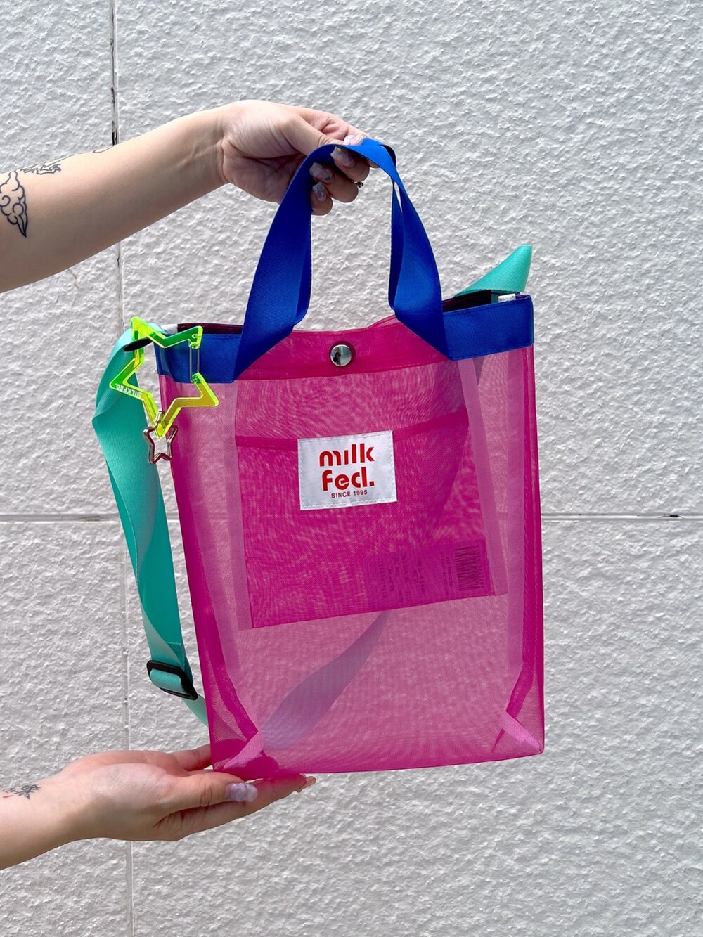 ホワイト系のTシャツ/カットソー、ピンク系のショルダーバッグ、ピンク系のその他パンツを着用したレディースの夏コーディネートの7枚目の写真