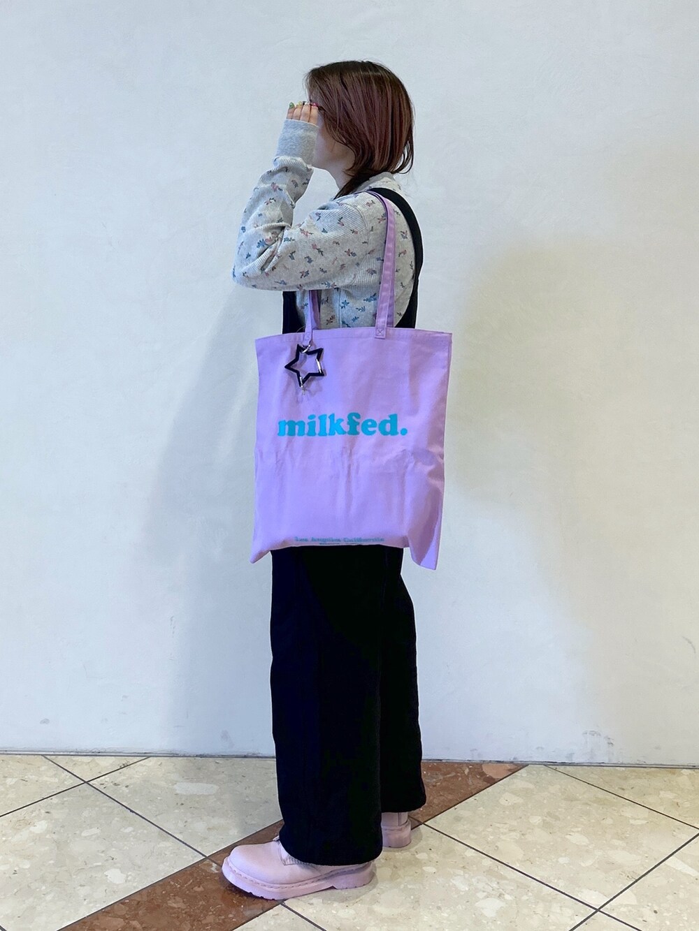 グレー系のTシャツ/カットソー、ブラック系のサロペット/オーバーオール、パープル系のトートバッグを着用したレディースの春コーディネートの5枚目の写真