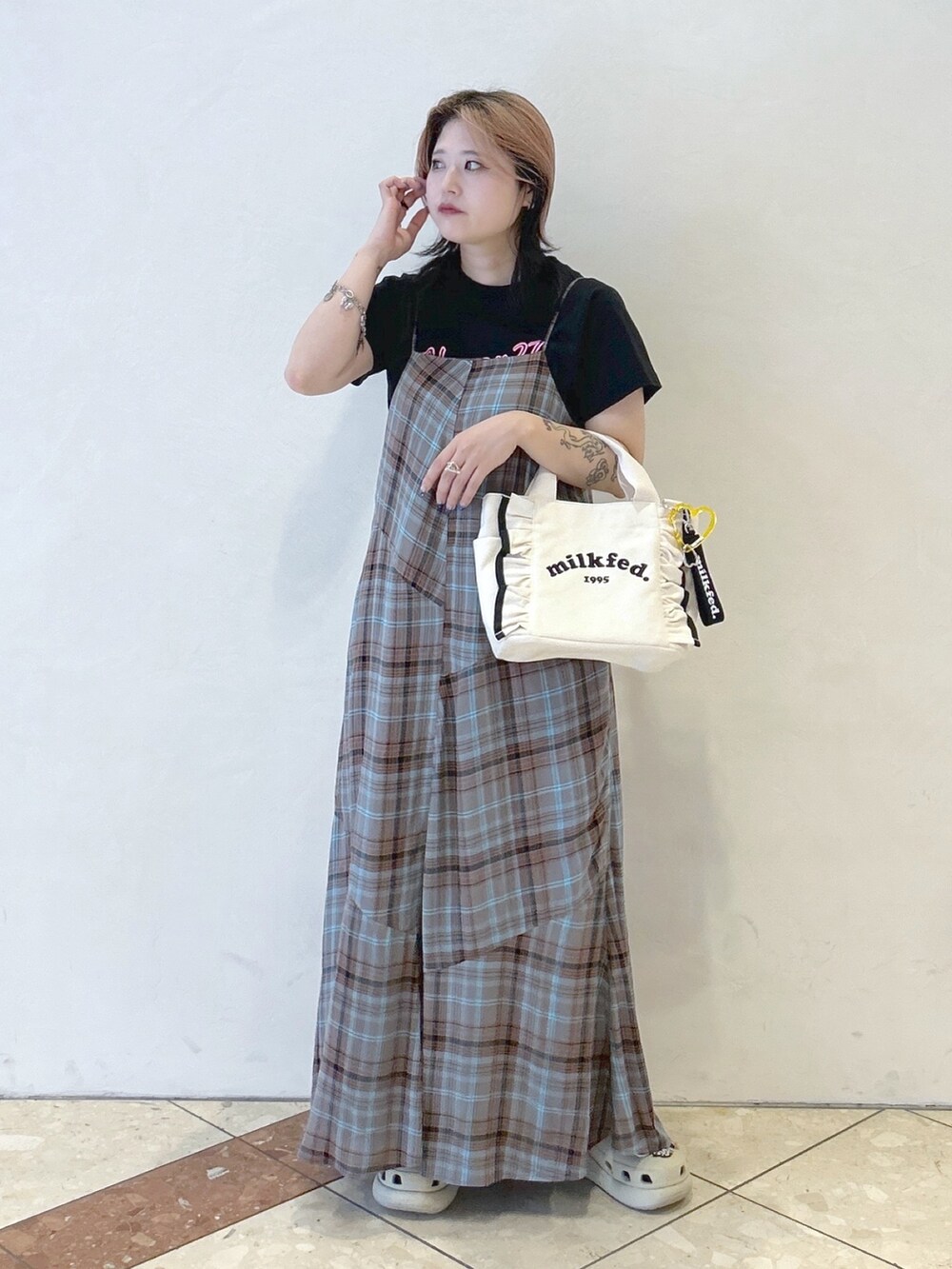 ブルー系のワンピース、ブラック系のTシャツ/カットソー、ホワイト系のショルダーバッグを着用したレディースの夏コーディネートの2枚目の写真