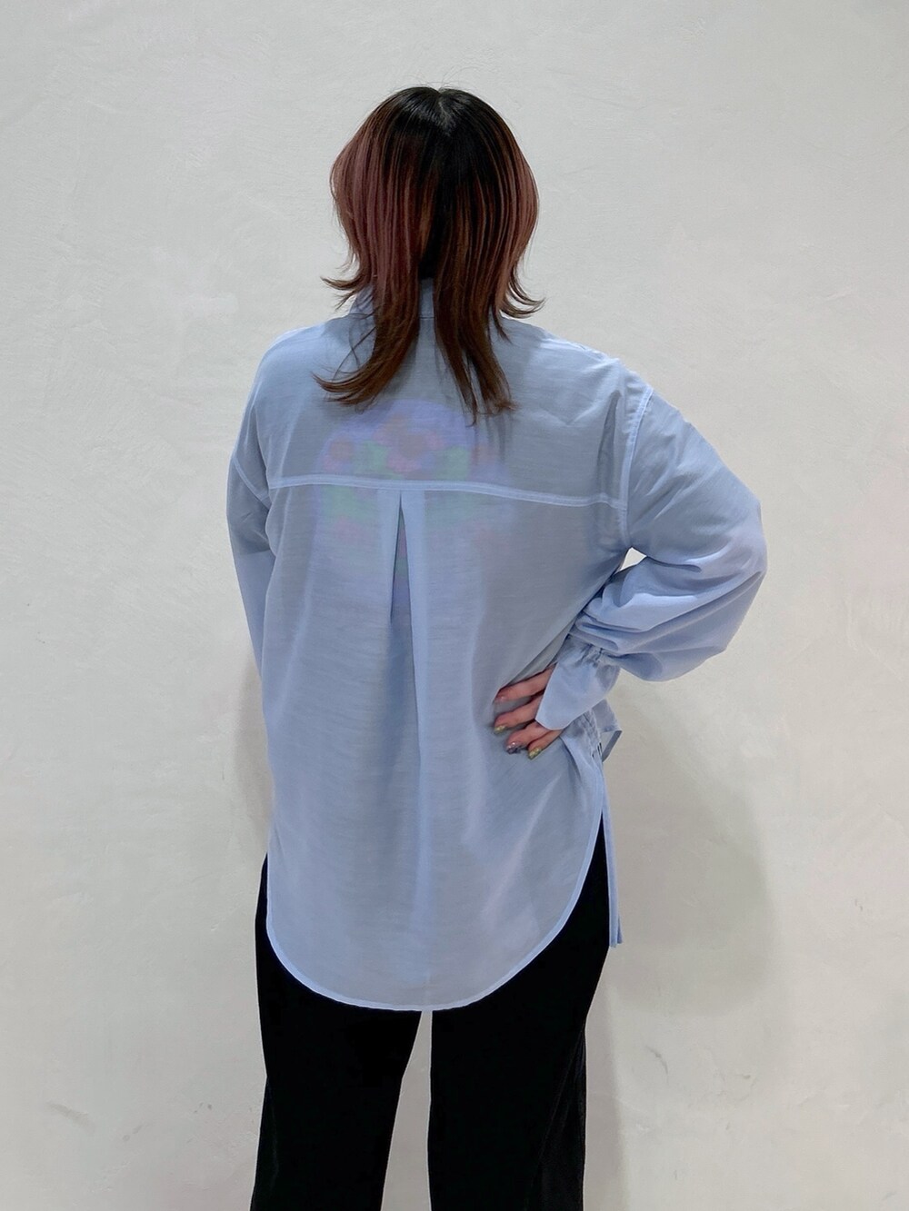 ブルー系のシャツ/ブラウス、グリーン系のバックパック/リュック、ブラック系のデニムパンツを着用したレディースの春コーディネートの7枚目の写真