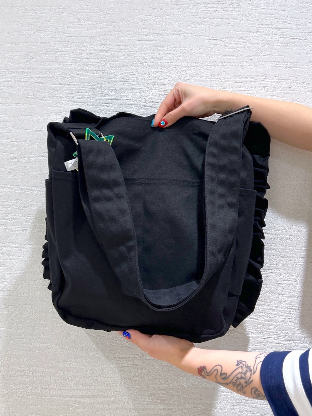 ブルー系のTシャツ/カットソー、ブルー系のデニムパンツ、ブラック系のブーツを着用したレディースの冬コーディネートの10枚目の写真