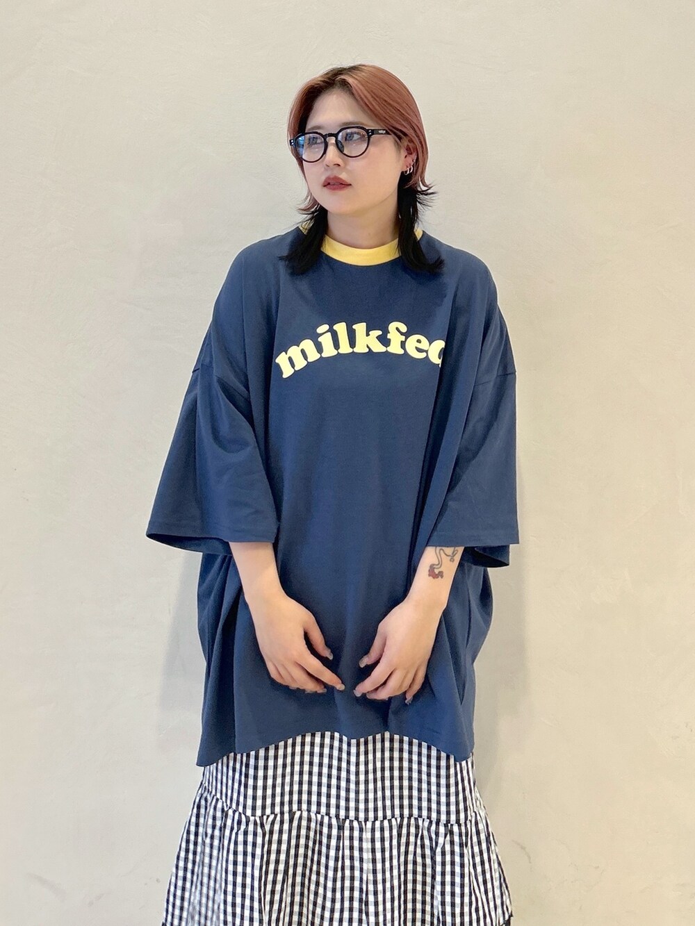 ブルー系のTシャツ/カットソー、ブルー系のショルダーバッグ、ブラック系のワンピースを着用したレディースの夏コーディネートの7枚目の写真