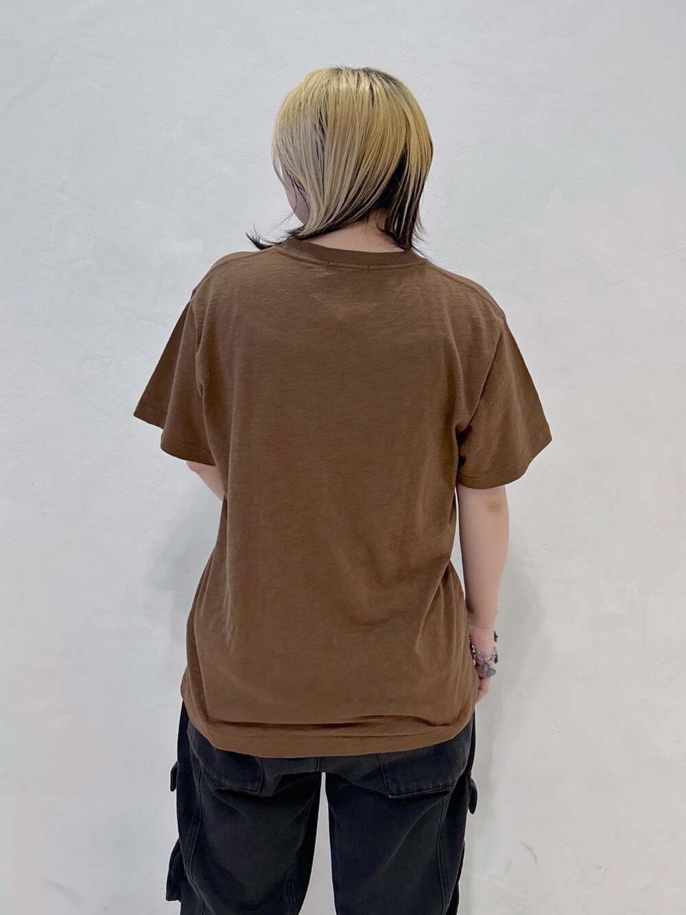 ブラウン系のTシャツ/カットソー、ブラック系のカーゴパンツ、レッド系のショルダーバッグを着用したレディースの春コーディネートの5枚目の写真