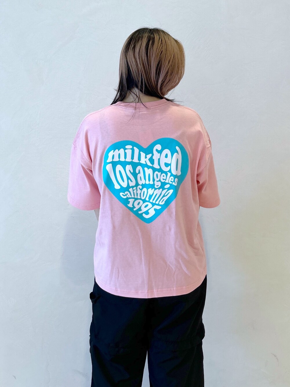 ピンク系のTシャツ/カットソー、ブラック系のその他パンツ、ブラック系のトートバッグを着用したレディースの夏コーディネートの7枚目の写真