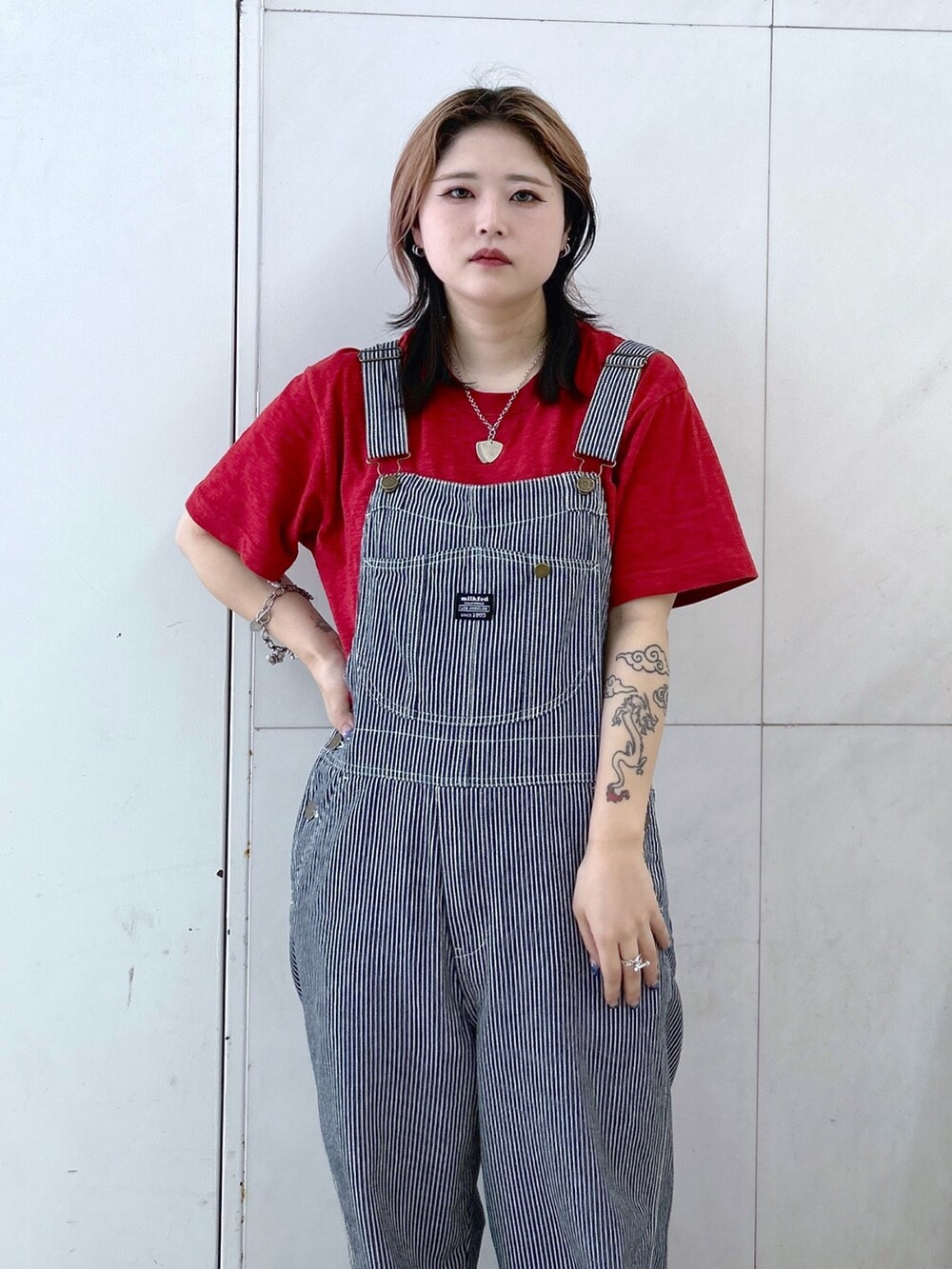 その他のサロペット/オーバーオール、ホワイト系のショルダーバッグ、レッド系のTシャツ/カットソーを着用したレディースの夏コーディネートの5枚目の写真