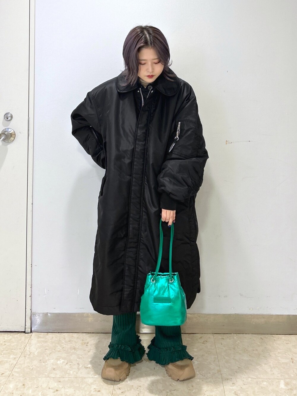 ベージュ系のその他トップス、グリーン系のその他パンツ、グリーン系のショルダーバッグを着用したレディースの冬コーディネートの2枚目の写真