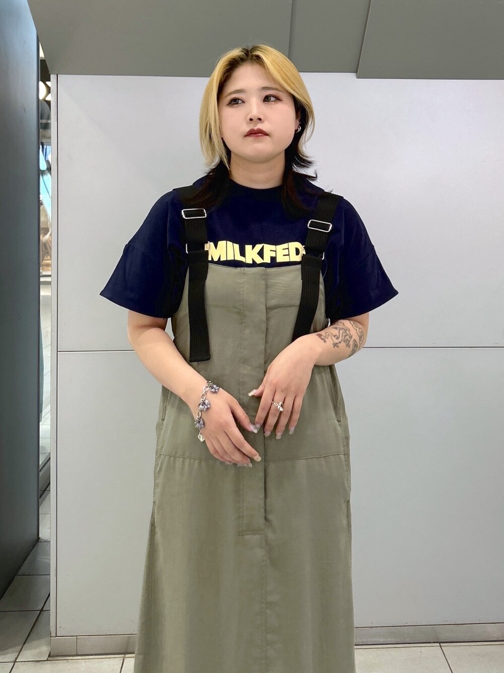 ブルー系のTシャツ/カットソー、グリーン系のワンピース、ホワイト系のショルダーバッグを着用したレディースの春コーディネートの5枚目の写真