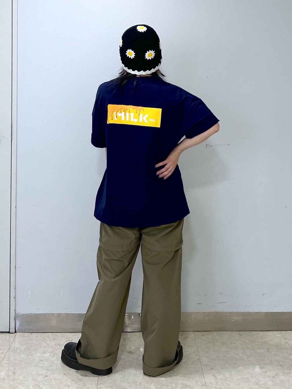 ブルー系のTシャツ/カットソー、グリーン系のその他パンツ、ブラック系のブーツを着用したレディースの夏コーディネートの3枚目の写真