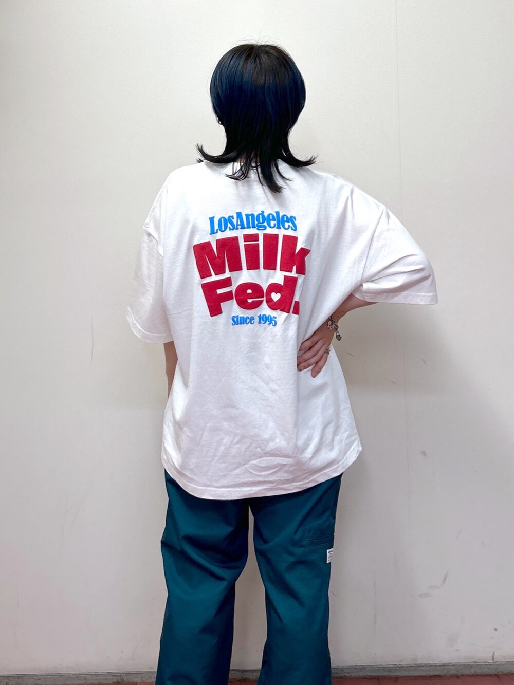 ホワイト系のTシャツ/カットソー、グリーン系のその他パンツ、ブルー系のトートバッグを着用したレディースの夏コーディネートの6枚目の写真