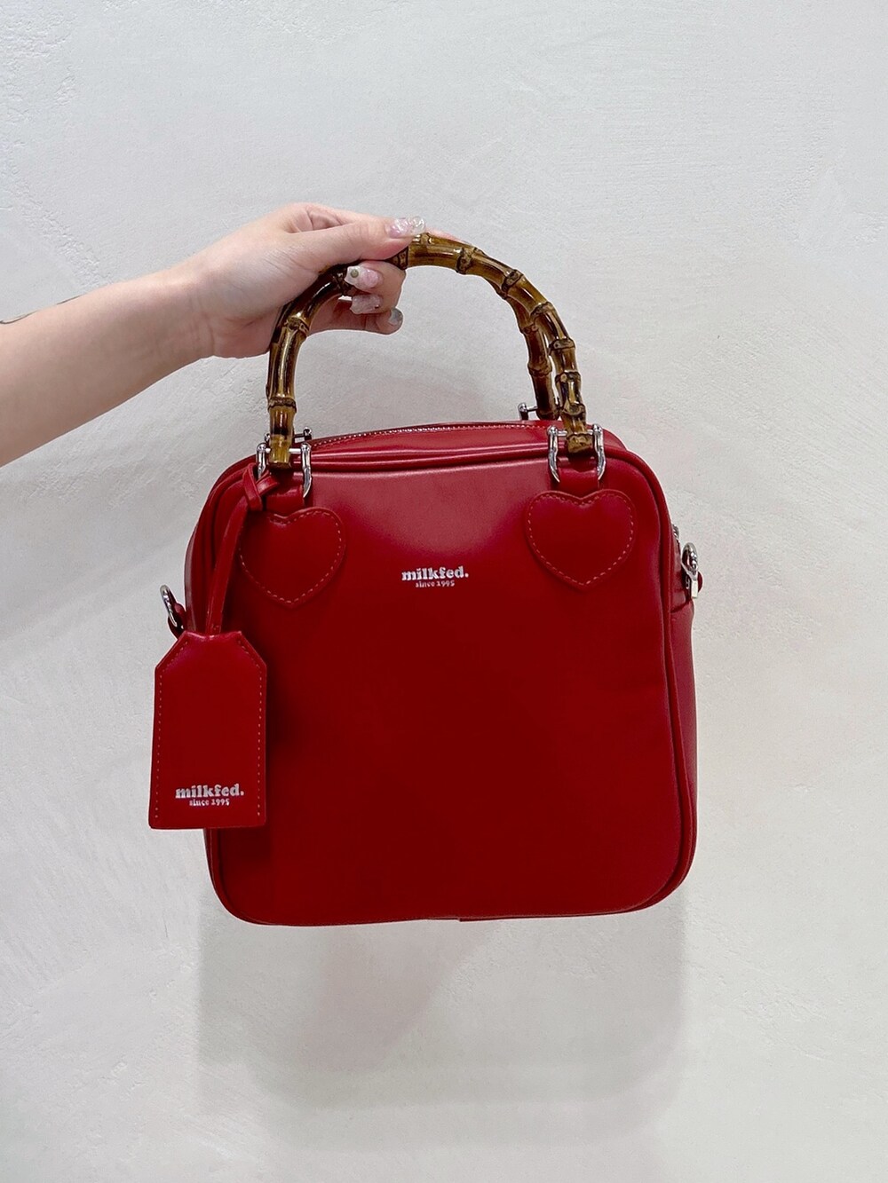 ブラウン系のTシャツ/カットソー、ブラック系のカーゴパンツ、レッド系のショルダーバッグを着用したレディースの春コーディネートの6枚目の写真