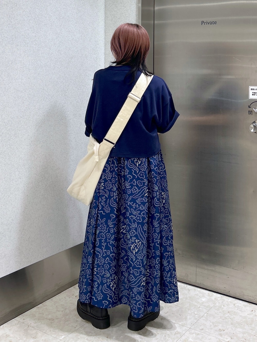 ブルー系のTシャツ/カットソー、ブルー系のワンピース、ホワイト系のショルダーバッグを着用したレディースの春コーディネートの4枚目の写真