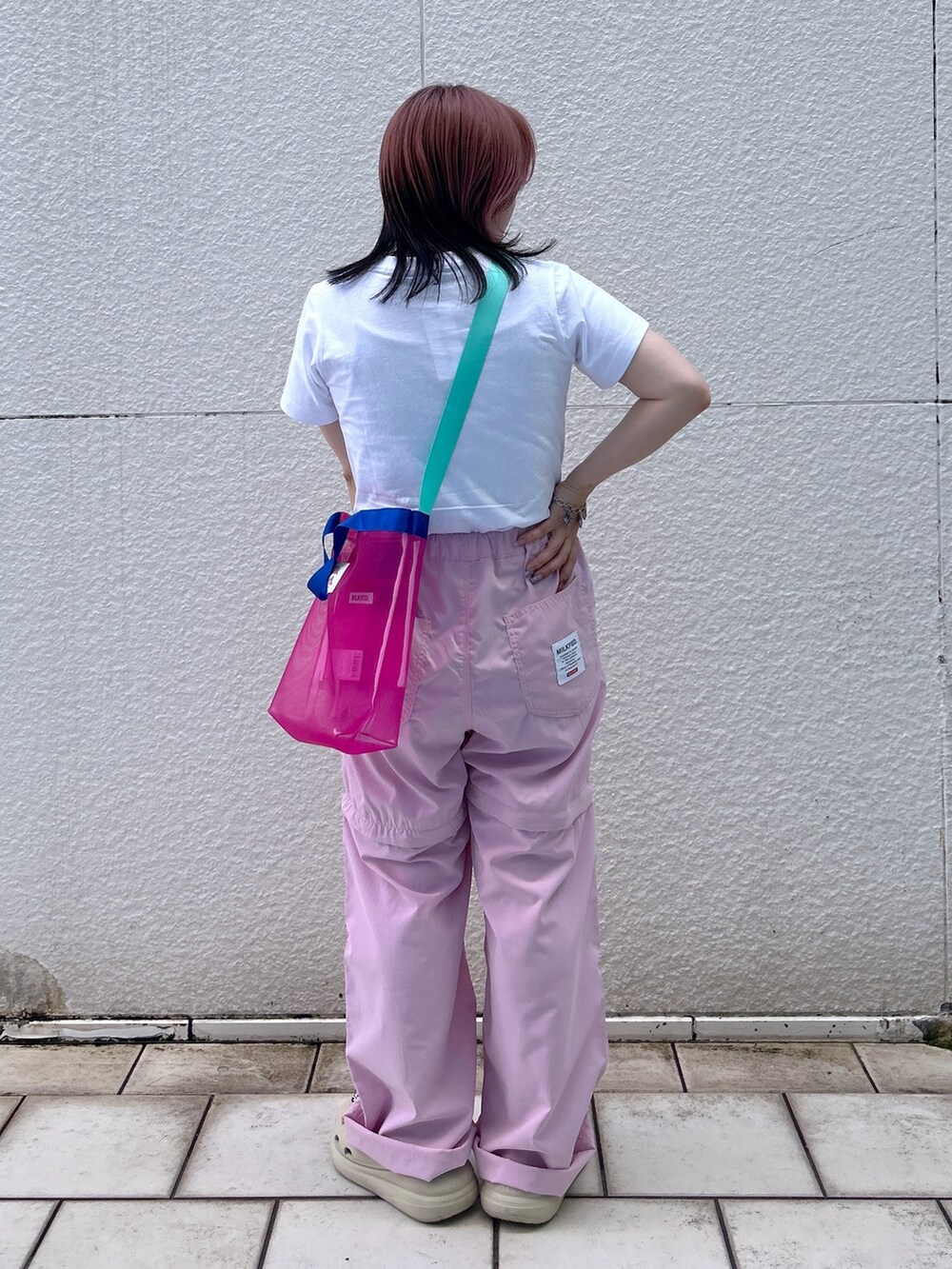 ホワイト系のTシャツ/カットソー、ピンク系のショルダーバッグ、ピンク系のその他パンツを着用したレディースの夏コーディネートの4枚目の写真