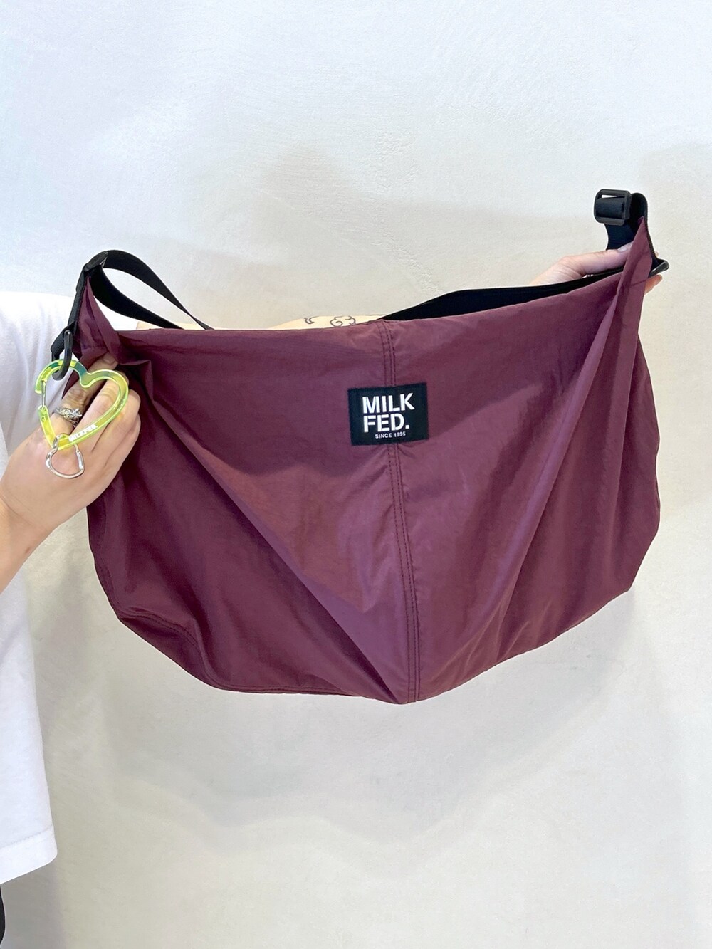 ブラック系のその他パンツ、レッド系のショルダーバッグ、ホワイト系のTシャツ/カットソーを着用したレディースの夏コーディネートの8枚目の写真