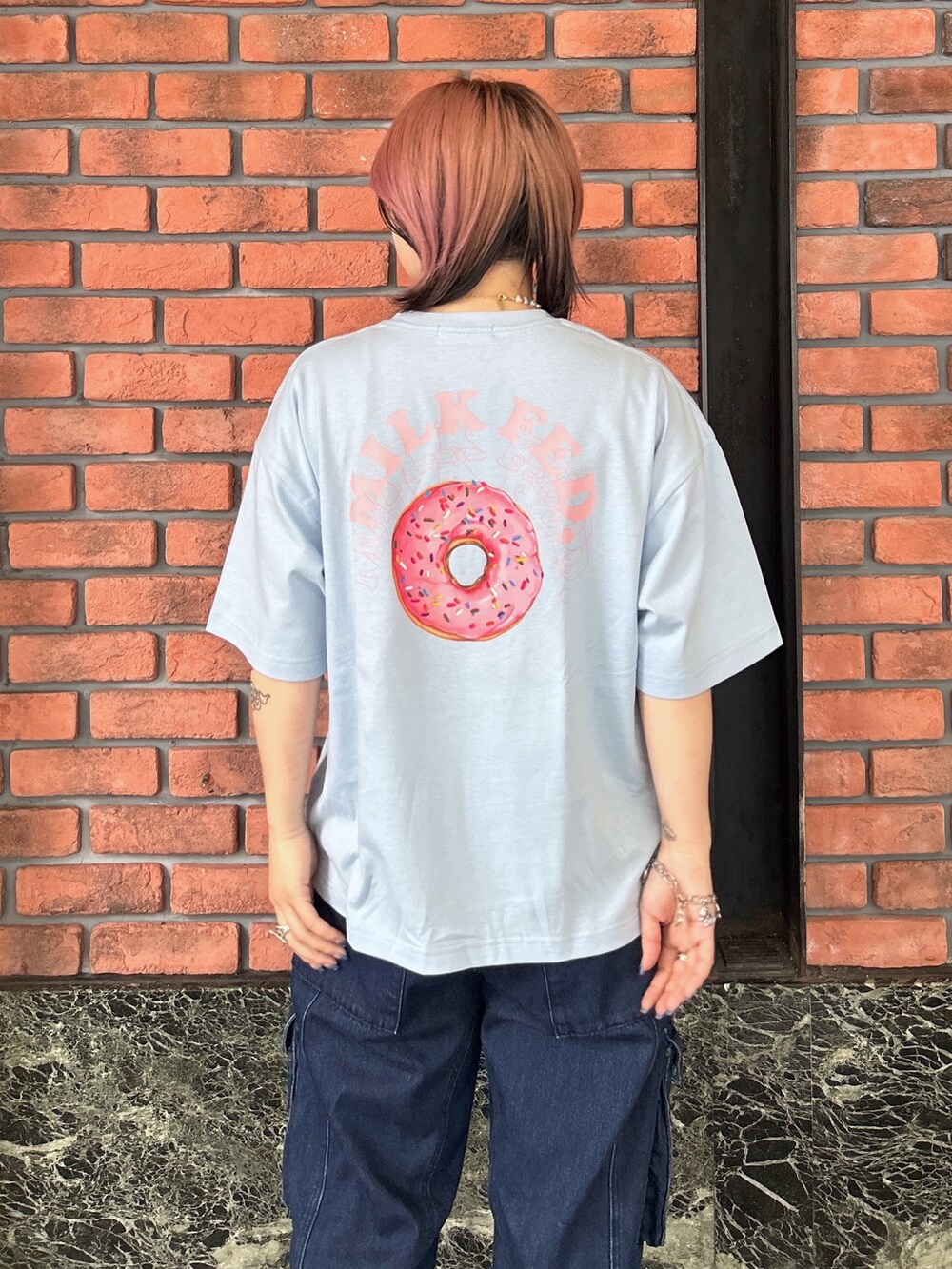 ブルー系のTシャツ/カットソー、ブルー系のカーゴパンツ、ブラウン系のショルダーバッグを着用したレディースの夏コーディネートの6枚目の写真