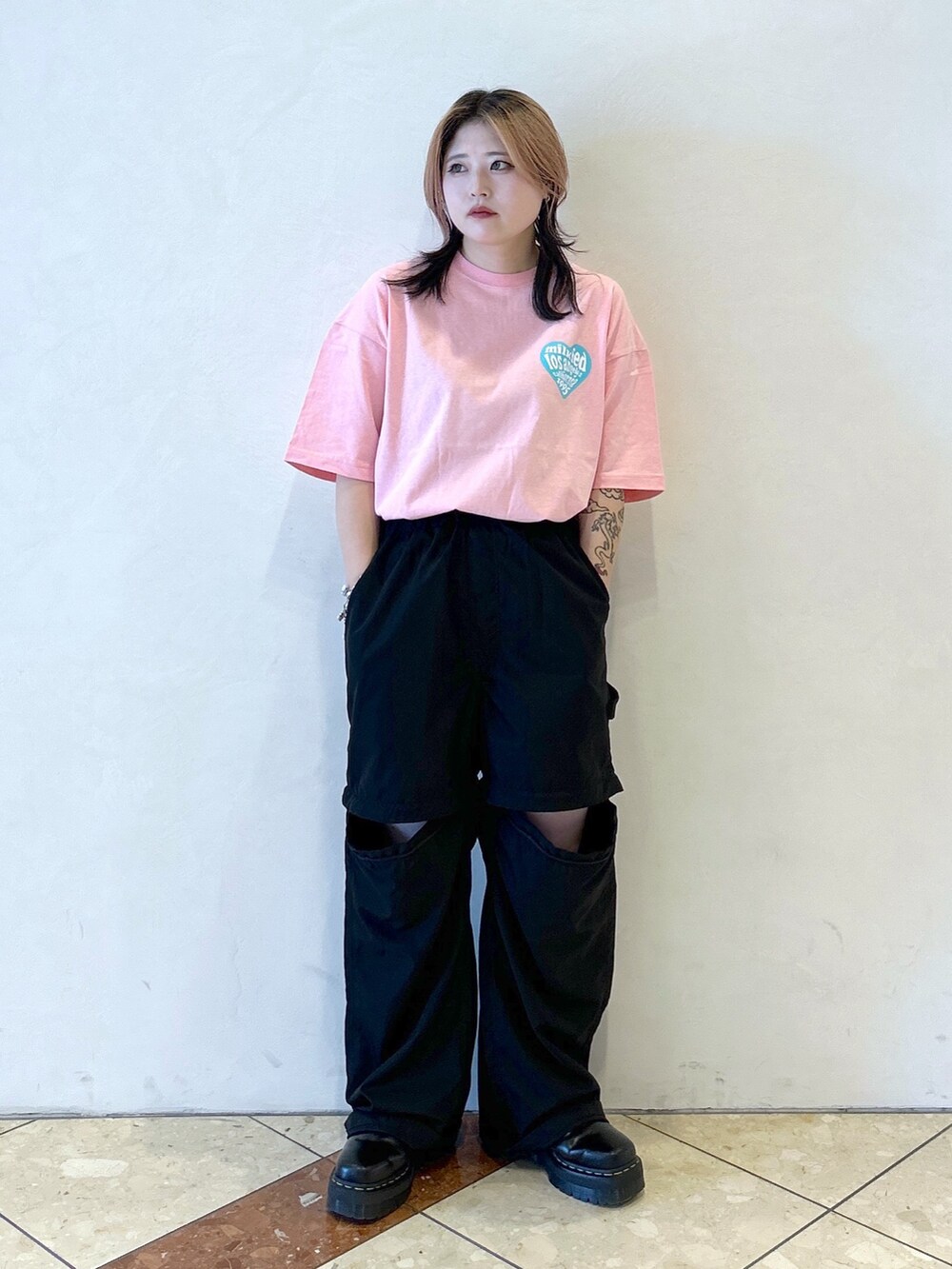 ピンク系のTシャツ/カットソー、ブラック系のその他パンツ、ブラック系のトートバッグを着用したレディースの夏コーディネートの8枚目の写真