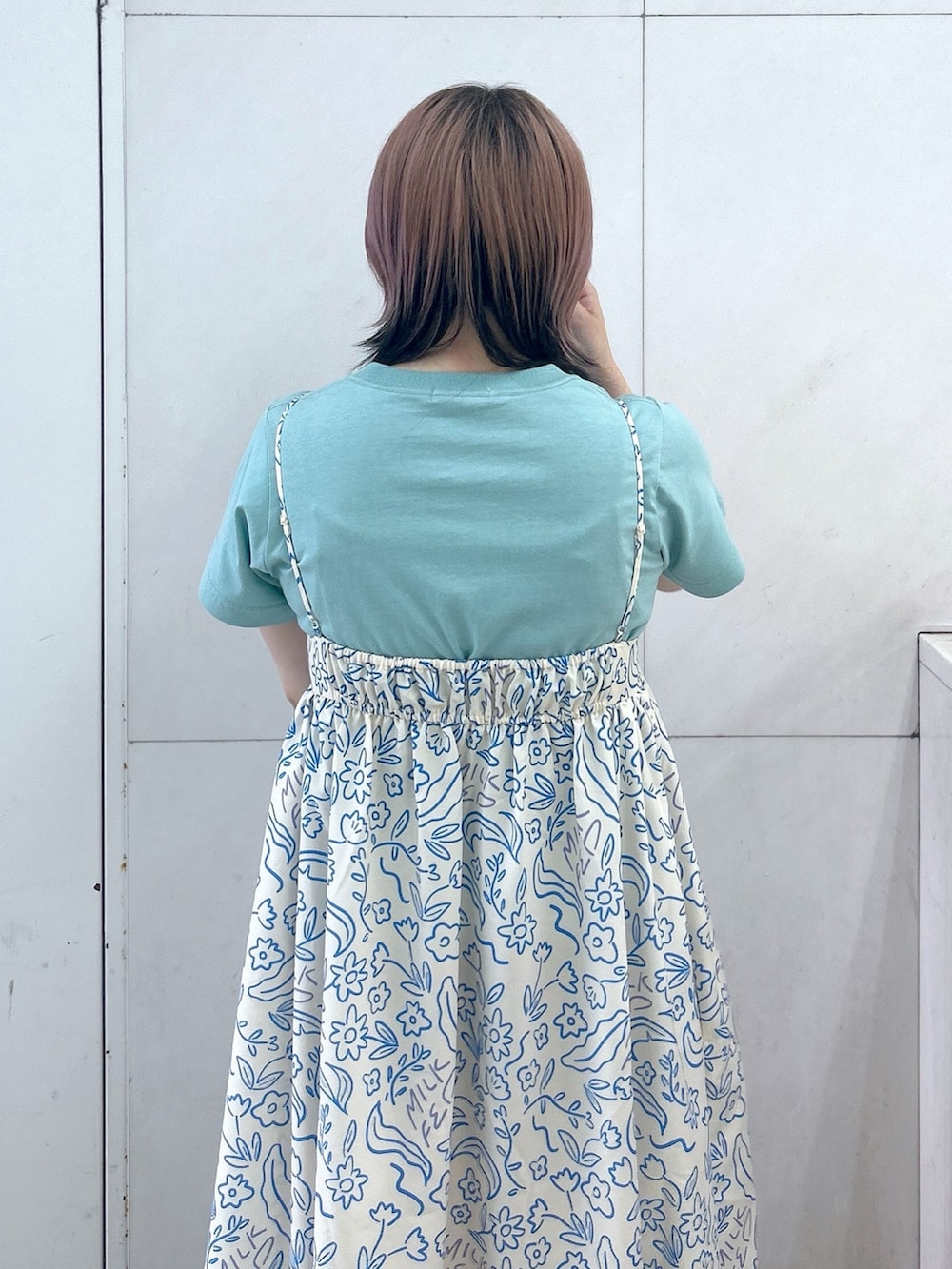 ホワイト系のトートバッグ、グリーン系のTシャツ/カットソー、ホワイト系のワンピースを着用したレディースの夏コーディネートの7枚目の写真