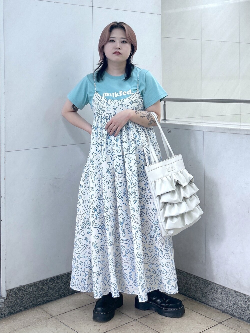 ホワイト系のトートバッグ、グリーン系のTシャツ/カットソー、ホワイト系のワンピースを着用したレディースの夏コーディネートの2枚目の写真