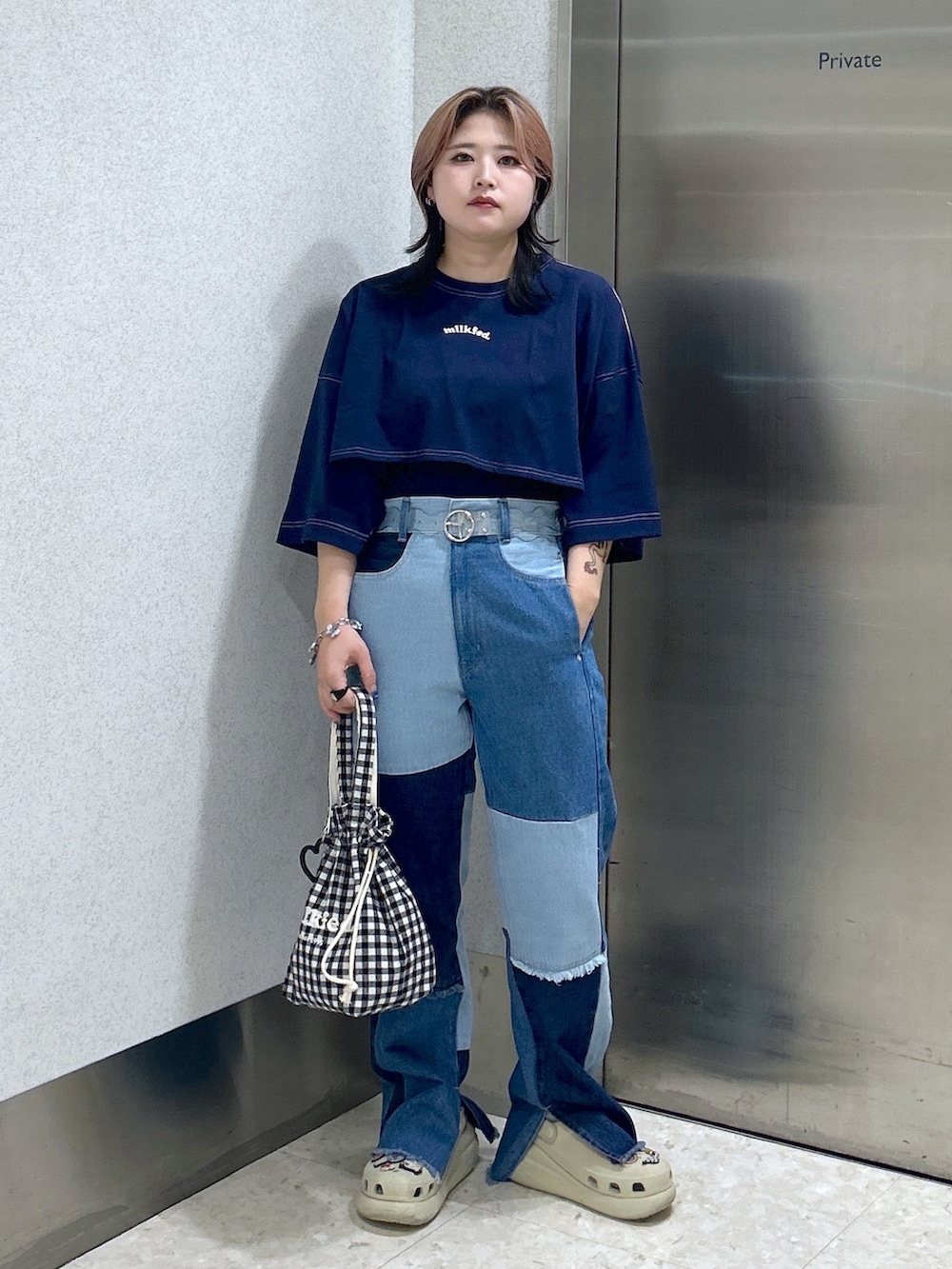 ブルー系のデニムパンツ、ブルー系のTシャツ/カットソー、ベージュ系のサンダルを着用したレディースの夏コーディネートの2枚目の写真