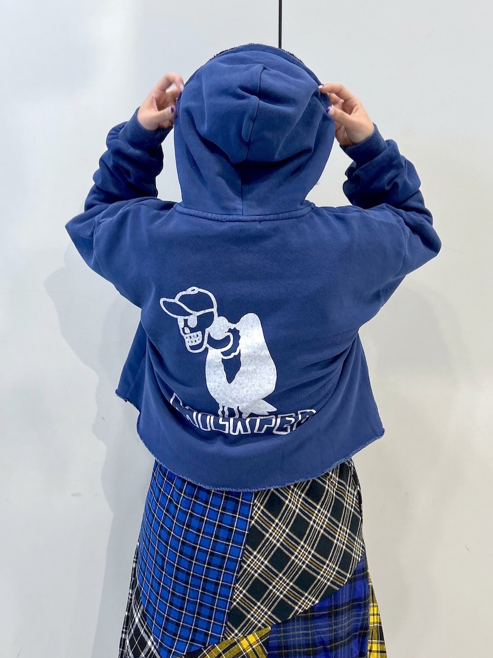 ブルー系のパーカー、ブラック系のスカート、ブラック系のショルダーバッグを着用したレディースの秋コーディネートの4枚目の写真