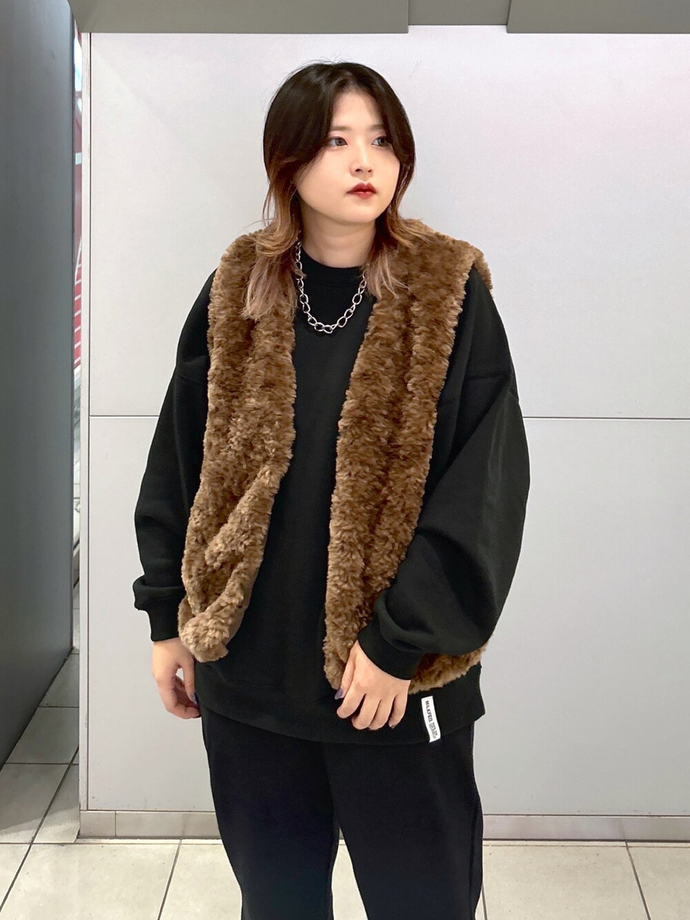 ブラウン系のベスト、ブラック系のTシャツ/カットソー、その他のトートバッグを着用したレディースの秋コーディネートの4枚目の写真