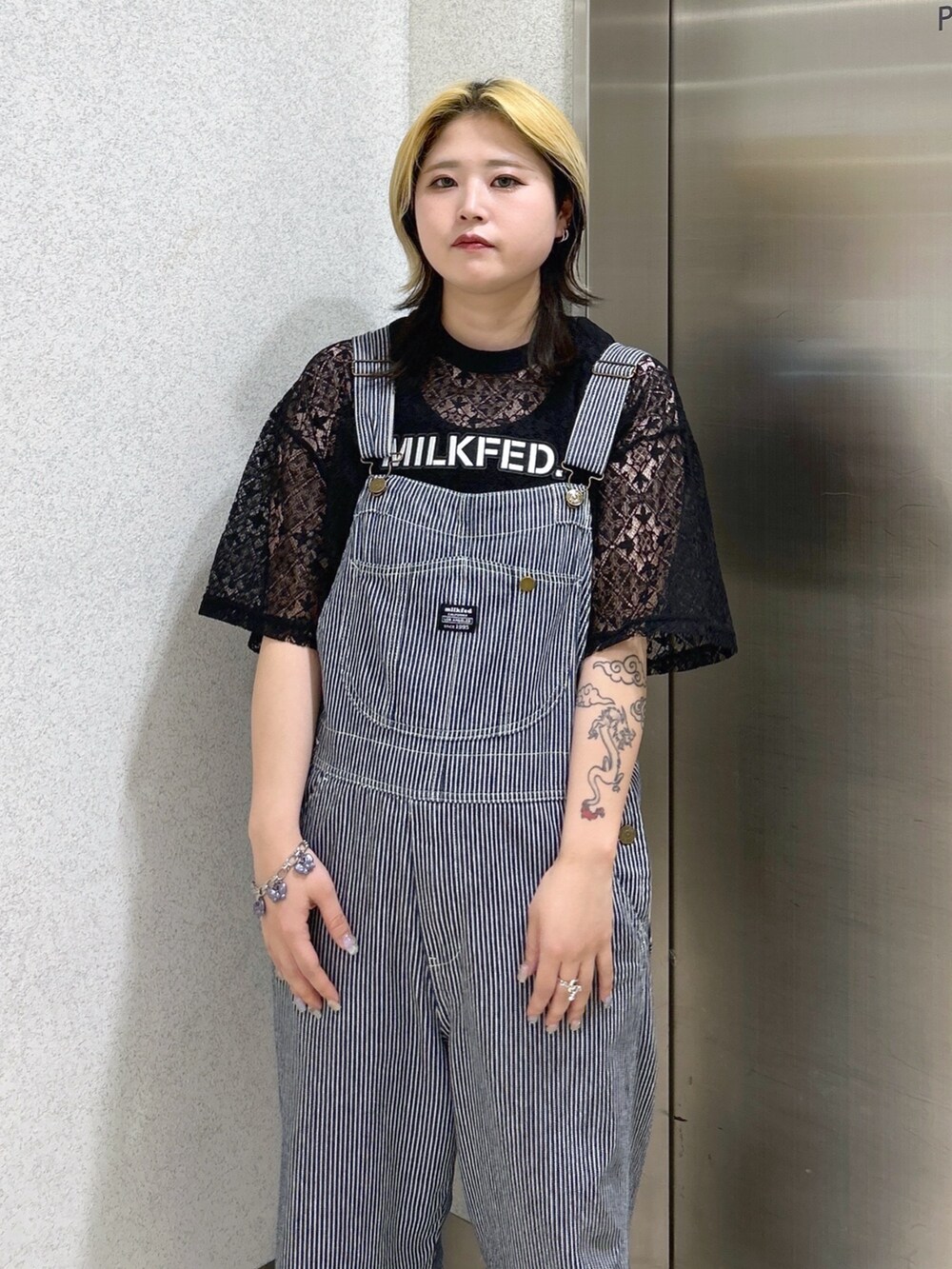 ホワイト系のショルダーバッグ、ブラック系のタンクトップ、ブラック系のTシャツ/カットソーを着用したレディースの春コーディネートの4枚目の写真