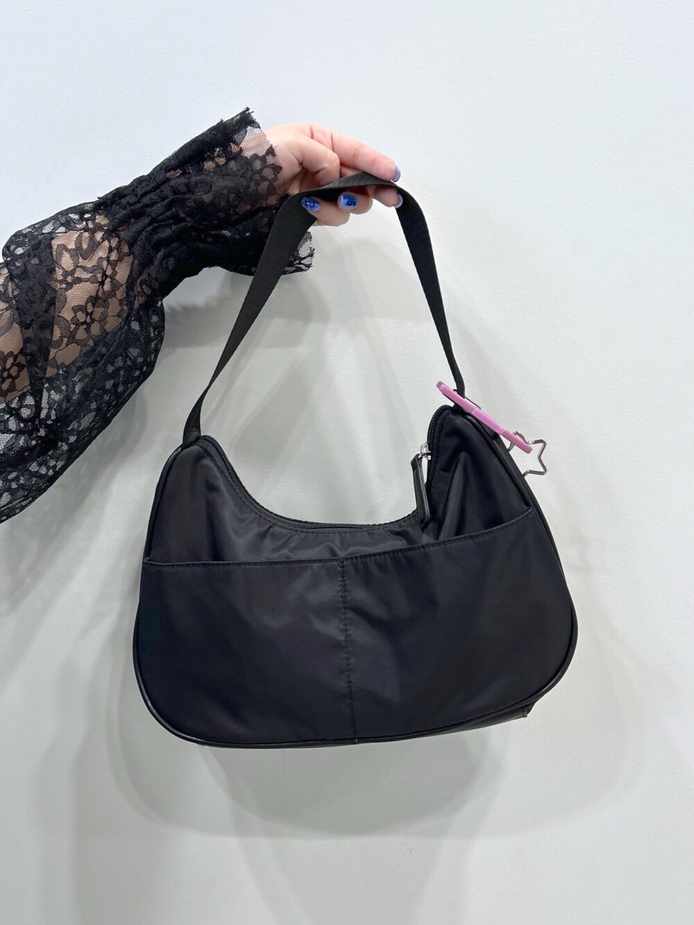 パープル系のTシャツ/カットソー、ブラック系のシャツ/ブラウス、ブラック系のブーツを着用したレディースの春コーディネートの8枚目の写真