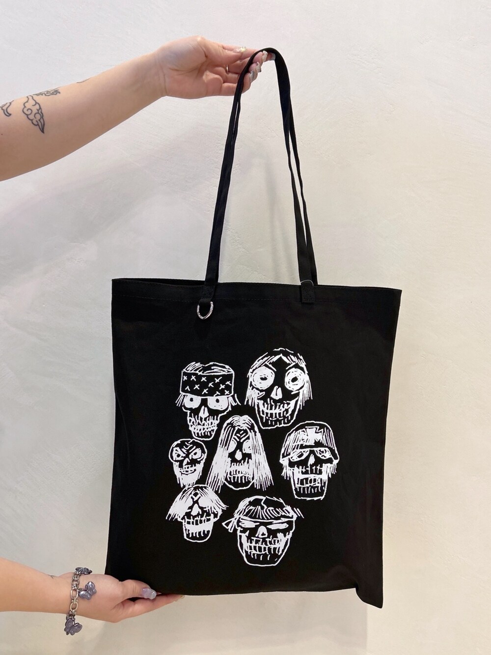 グリーン系のその他パンツ、ブラック系のTシャツ/カットソー、ホワイト系のタンクトップを着用したレディースの春コーディネートの5枚目の写真