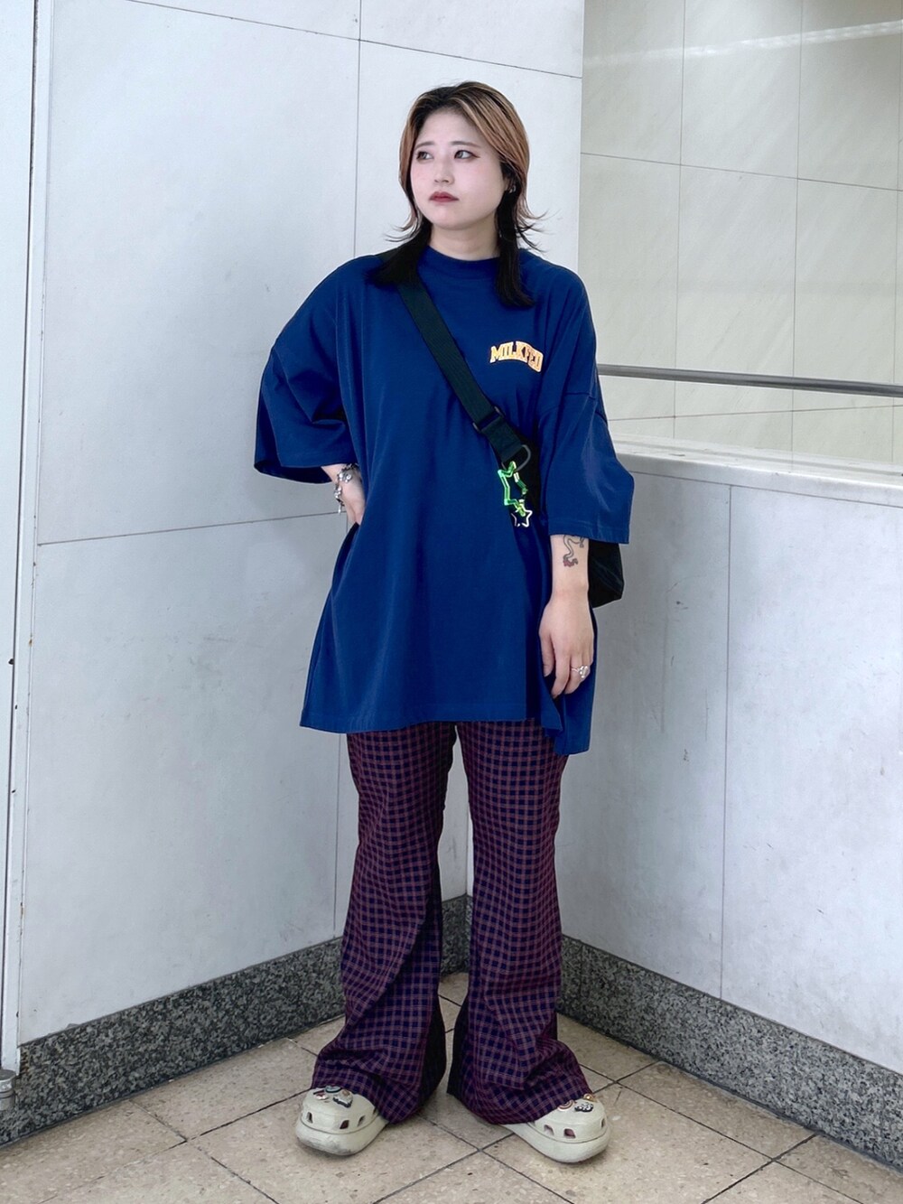 ブルー系のTシャツ/カットソー、ブルー系のその他パンツ、ベージュ系のサンダルを着用したレディースの夏コーディネートの2枚目の写真