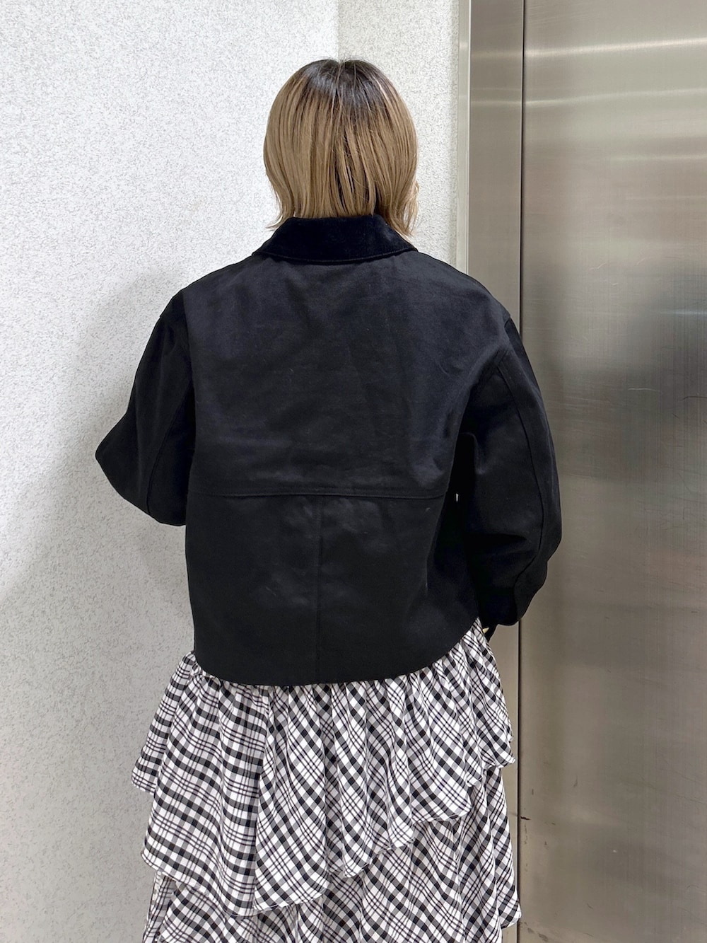 ブラック系のカバーオール、ブルー系のTシャツ/カットソー、ブラック系のスカートを着用したレディースの冬コーディネートの5枚目の写真