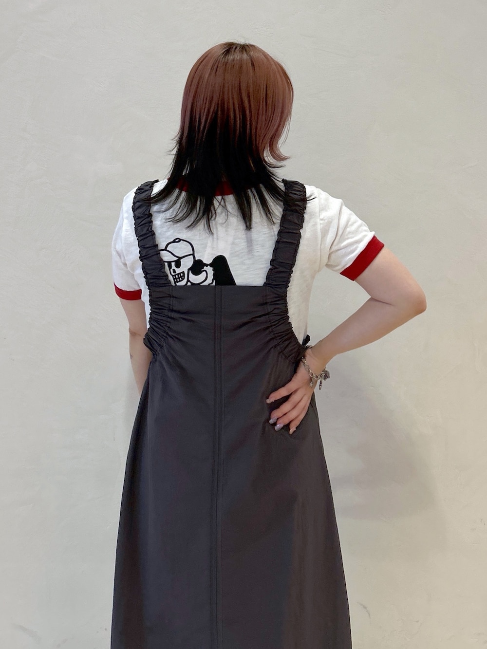 レッド系のTシャツ/カットソー、ベージュ系のサンダル、ブラック系のトートバッグを着用したレディースの春コーディネートの8枚目の写真