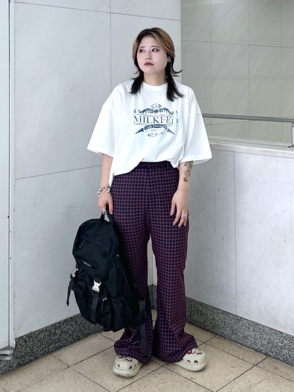 ホワイト系のTシャツ/カットソー、ブルー系のその他パンツ、ベージュ系のサンダルを着用したレディースの夏コーディネートの2枚目の写真