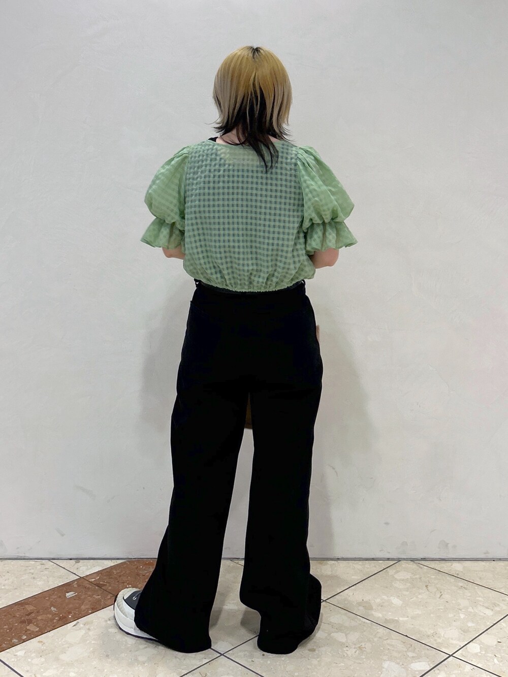 ブラック系のタンクトップ、グリーン系のシャツ/ブラウス、ブラック系のデニムパンツを着用したレディースの春コーディネートの3枚目の写真