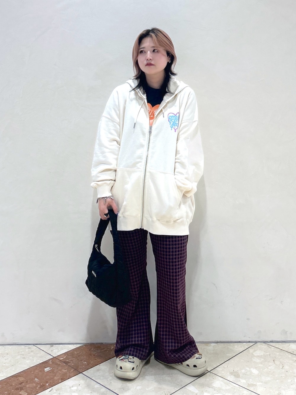 ホワイト系のパーカー、グレー系のTシャツ/カットソー、ブラック系のハンドバッグを着用したレディースの夏コーディネートの3枚目の写真