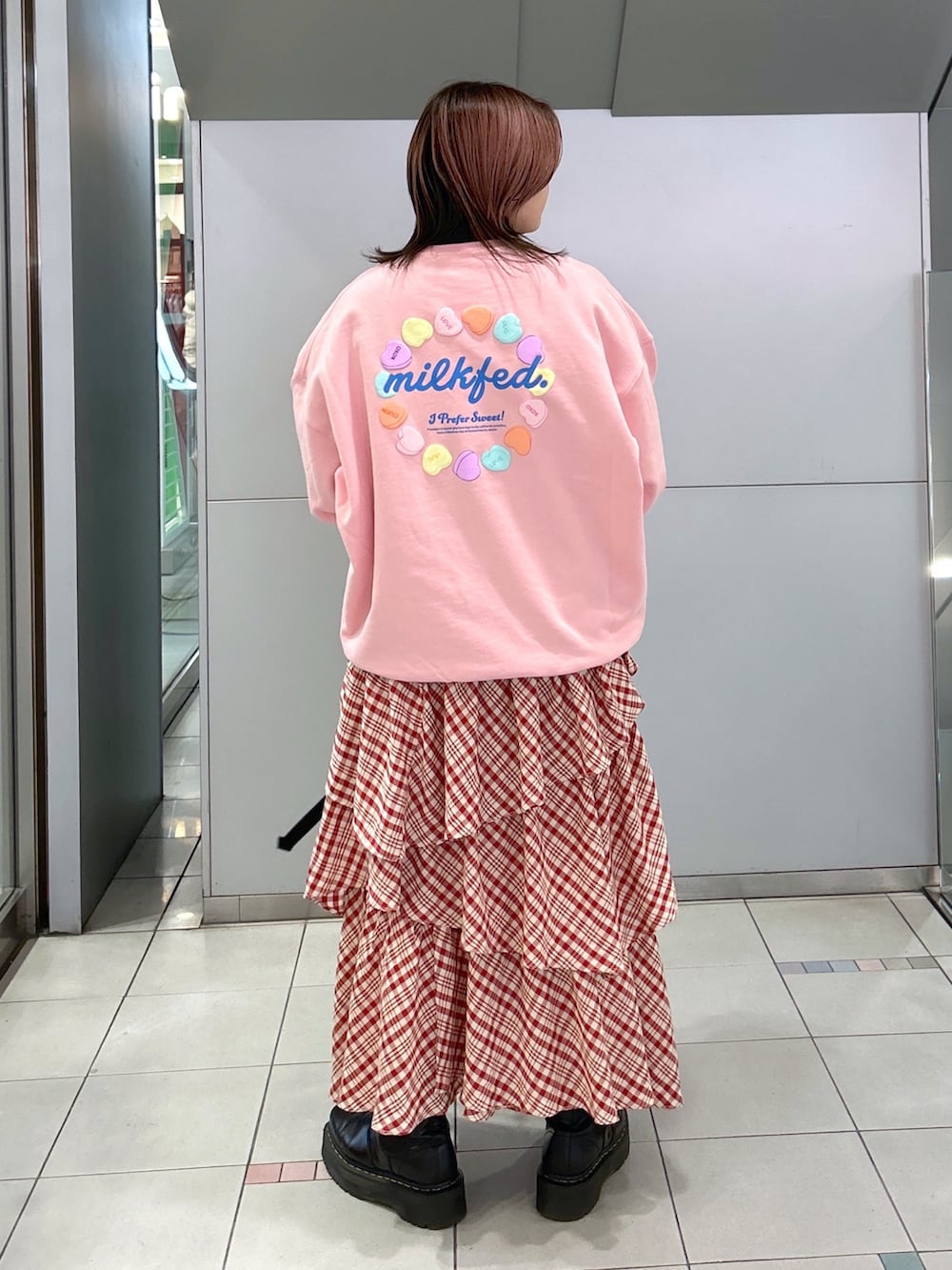 ブラック系のシャツ/ブラウス、レッド系のスカート、ブラック系のバックパック/リュックを着用したレディースの冬コーディネートの3枚目の写真
